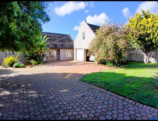6 BEDROOM HOUSE FOR SALE IN STILBAAI-WES